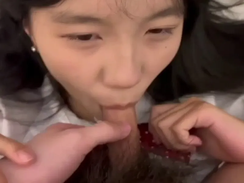Em loli dễ thương mút chim biến em thành con đào nứng lồn p2